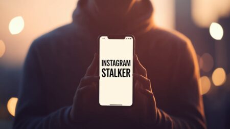 Pessoa segurando celular com a frase Instagram Stalker em destaque.
