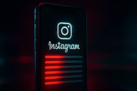 Smartphone exibindo o logo do Instagram com barras de carregamento pulsantes e efeitos de glitch, representando instabilidade na plataforma.